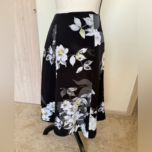 White House Black Market - Black Floral Print Skirt - Full and Flowy! Size 00 - Picture 2 of 8